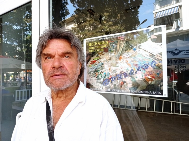 Коко Анастасов се сбогува с лятото с изложбата „Фриволно”
